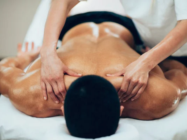 Massage Center in Karachi-sports-massage-therapist-working-shoulders